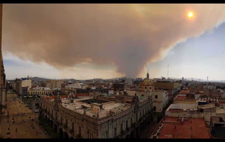 El humo de un incendio en el Bosque La Primavera, en Zapopan, era visible desde el Centro tapatío el 12 de abril. La contaminación por el incendio llevó a que las autoridades activaran la alerta atmosférica para la Zona Metropolitana. EL INFORMADOR