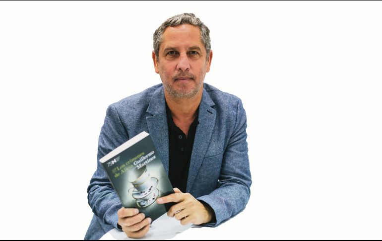 Escritor. Guillermo Martínez sostiene su más reciente novela publicada. EL INFORMADOR • G. Gallo