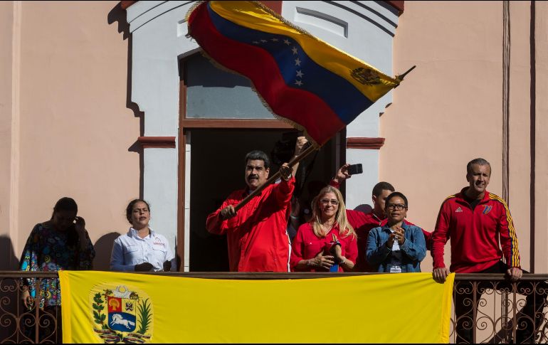 El presidente de Venezuela, Nicolás Maduro, habla junto a su esposa, Cilia Flores, durante un acto en Caracas. EFE/M. Gutiérrez
