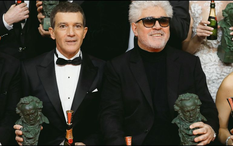 Destacado. Antonio Banderas (a la izquierda) y Pedro Almodóvar presumen sus premios al lado de los demás galardonados anoche en los Goya. EFE