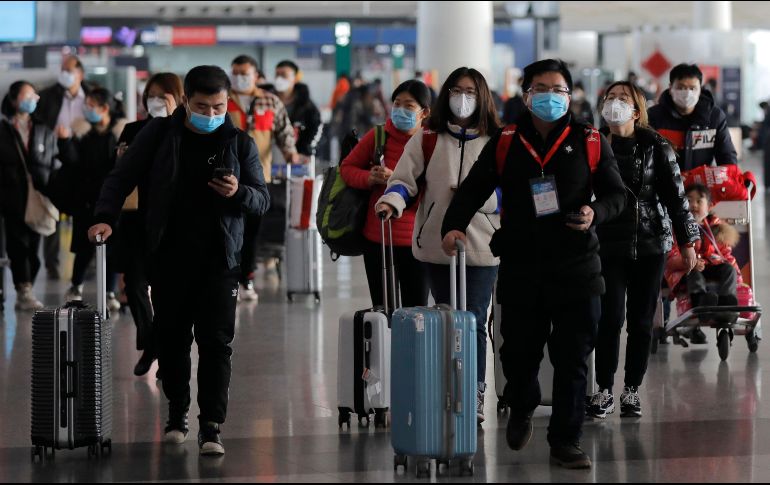 Varios aeropuertos de EU están en alerta por las autoridades sanitarias, que revisan a los pasajeros que llegan ante el temor a una propagación del coronavirus. EFE / W. Hong