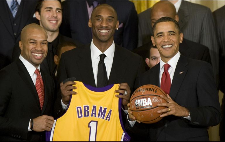 En la foto Obama posó junto a Kobe Bryant en enero 2010 luego de recibir a los Lakers campeones de 2009. AFP / ARCHIVO