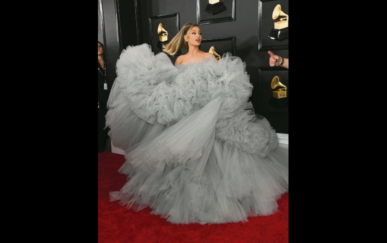 MOMENTO “CARRIE BRADSHAW”. Ariana Grande se convirtió en tendencia cuando apareció en la alfombra roja del Grammy. La cantante lucía como una auténtica princesa y cuando los fotógrafos la abordaron, ella les regaló un momento “Carrie Bradshaw” al posar como Sarah Jessica Parker en la última temporada de la serie “Sex and the City”. El diseño hecho de tul fue de la firma Giambattista Valli. AFP