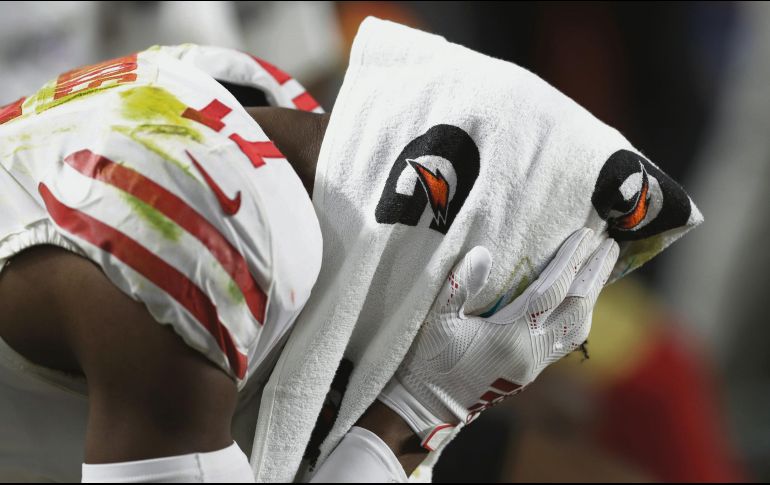 El otro lado. Emmanuel Sanders se lamenta tras la derrota de ayer. AP