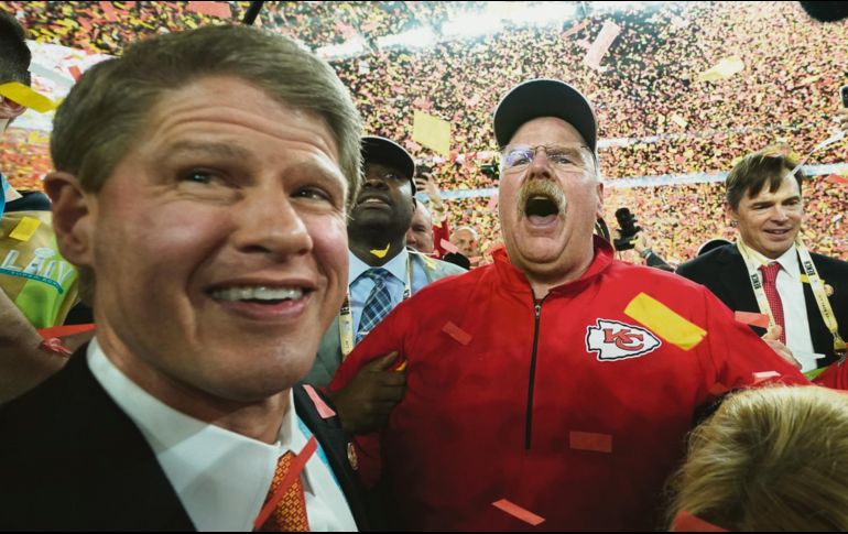 Alegría. Clark Hunt (izq.) y Andy Reid celebraron con todo su primer título juntos. AP
