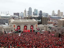 Un ''mar rojo'' de aficionados, a quienes no les importaron las bajas temperaturas, prácticamente se apreció en Union Station para recibir a sus ídolos. AFP / J. Squire