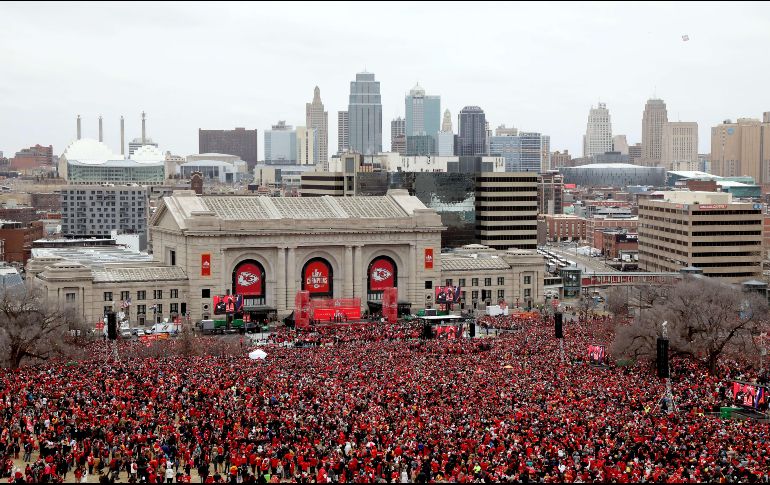 Un ''mar rojo'' de aficionados, a quienes no les importaron las bajas temperaturas, prácticamente se apreció en Union Station para recibir a sus ídolos. AFP / J. Squire