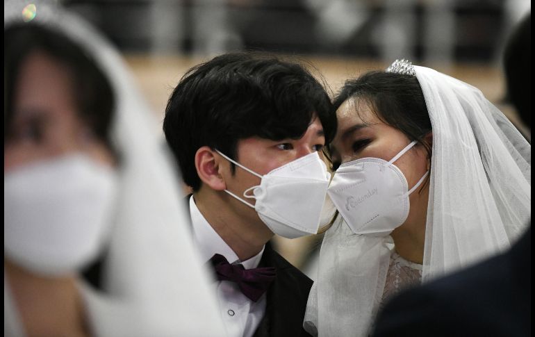 La propagación del coronavirus originado en China ha alterado el funcionamiento de los transportes, las compras y trabajos en ése y otros países, pero sus afectaciones han llegado incluso hasta las bodas. Una pareja en Gapyeong, Corea del Sur. AFP/Jung Yeon-je