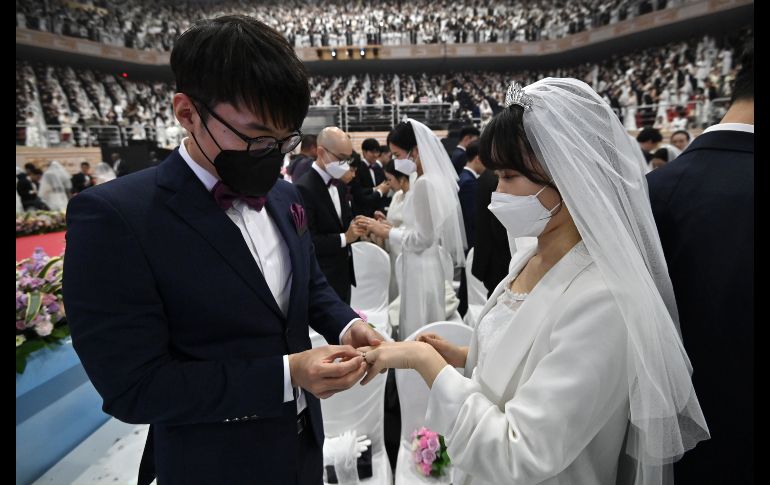 Cerca de seis mil parejas de 64 países, muchas con mascarillas sanitarias, se casaron el viernes pasado en un matrimonio colectivo organizado por la Iglesia de la Unificación en Corea del Sur. AFP/Jung Yeon-je