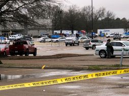 Policías bloquearon el ingreso a la tienda en Forrest City. AP/The Commercial Appeal /M. A. Watts