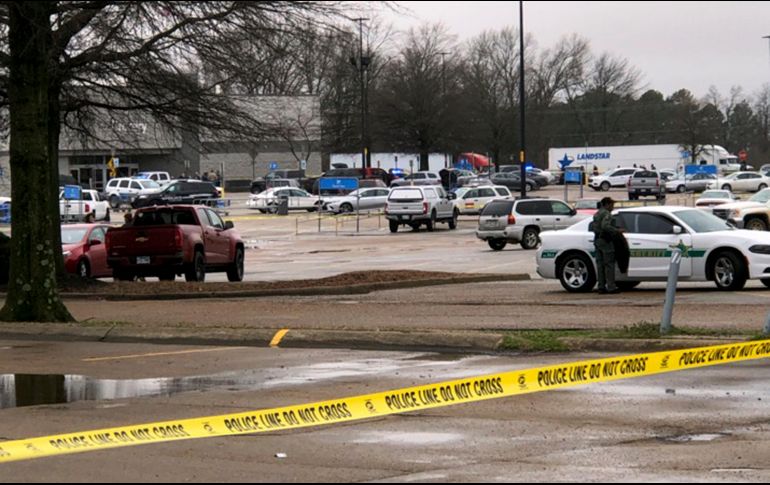 Policías bloquearon el ingreso a la tienda en Forrest City. AP/The Commercial Appeal /M. A. Watts