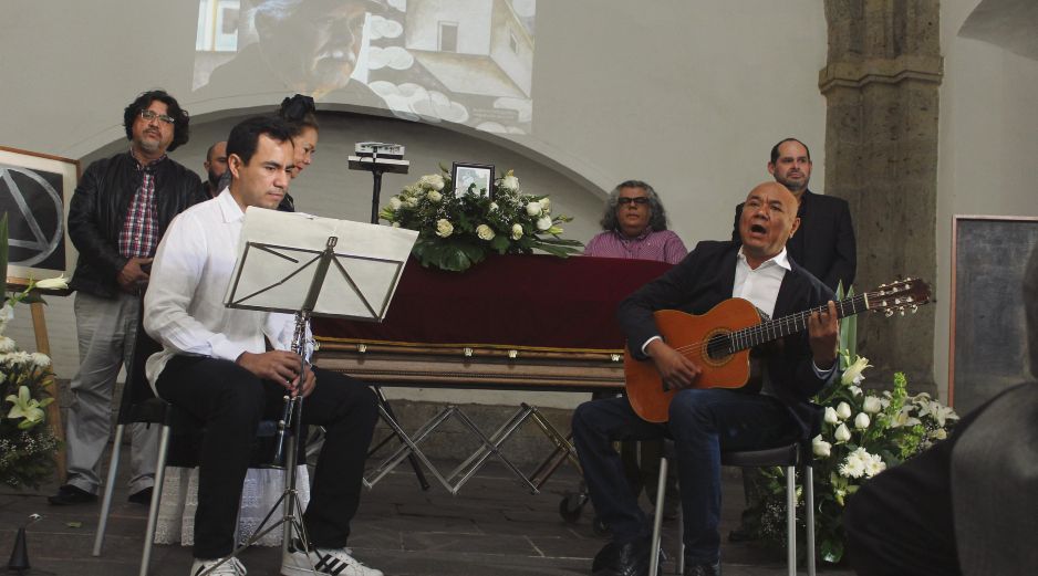 Enrique “Guajiro” López. Con guitarra en mano, despidió a Javier Arévalo con cantos de origen zapoteco. EL INFORMADOR/J. Rodríguez