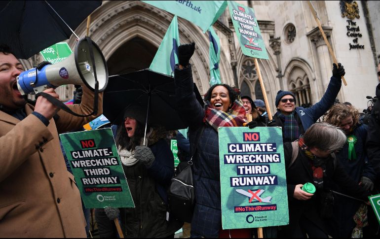 Activistas celebran afuera de la corte en Londres tras conocerse el fallo. EFE/EPA/A. Rain
