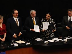 Graue (c) firmó un convenio de colaboración con la Cámara Alta del Senado de México este jueves. SUN/B. Fregoso
