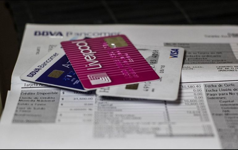 49 por ciento de quienes manejan una tarjeta de crédito no paga el total de su deuda, lo cual hace que los intereses se acumulen. EL INFORMADOR / ARCHIVO