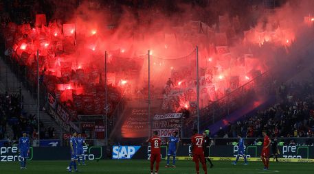 Los dos equipos optaron por hacer una especie de huelga de brazos caídos y dejar pasar los últimos diez minutos sin hacer prácticamente nada en señal de protesta. AP / M. Probst