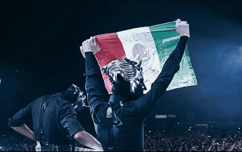 La banda Ghost agradeció a los asistentes en redes sociales, con fotografías donde porta la bandera de México. INSTAGRAM / @thebandghost