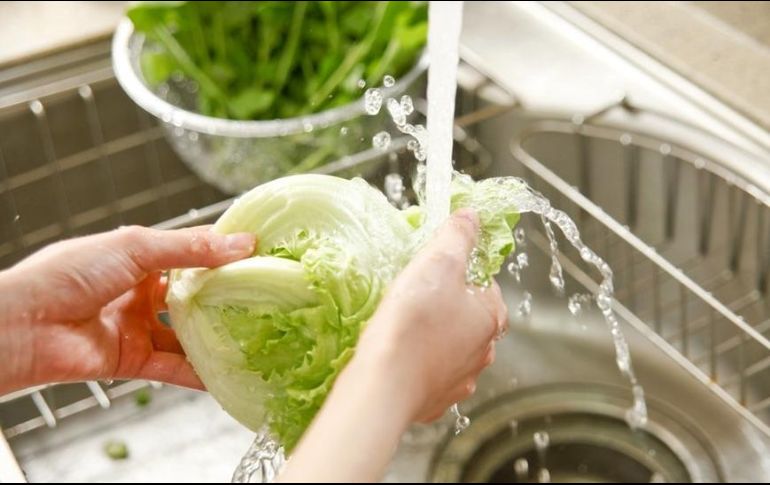 Con agua corriendo: esa es la mejor forma de lavar las frutas y verduras frescas incluso en tiempo de coronavirus. GETTY IMAGES