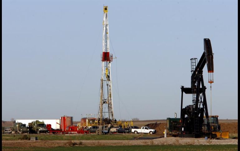 El precio del petróleo intermedio de Texas (WTI) se disparó este viernes un 11.93 % y el barril cerró en 28.34 dólares. EFE/L. Smith