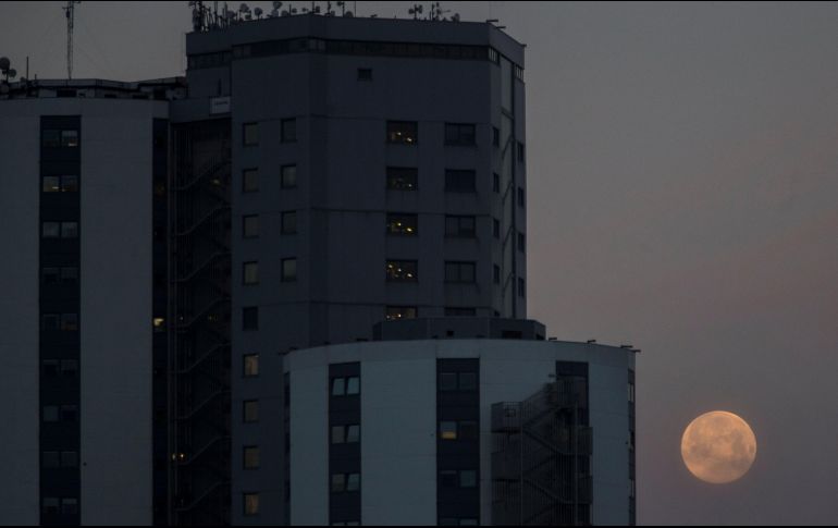 El hospital de Bellvitge amanece con la superluna rosa en Barcelona, España. EFE / M. Pérez