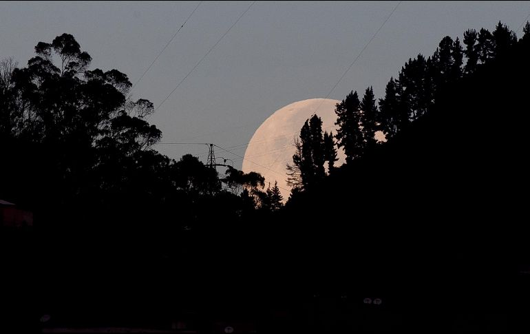 Vista de la superluna este miércoles en Quito, Ecuador. EFE / J. Jacome