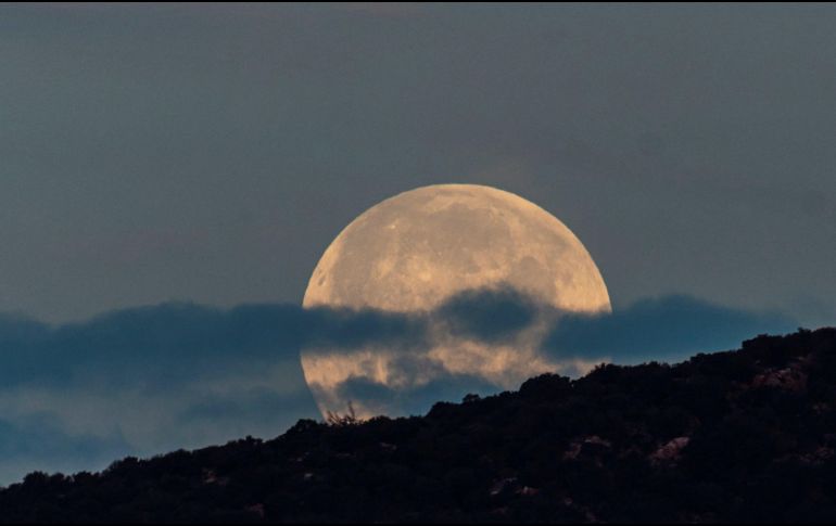 La superluna rosa a las 6:30 horas del amanecer de este miércoles en San Telmo, Mallorca, en España. EFE / C. Cladera