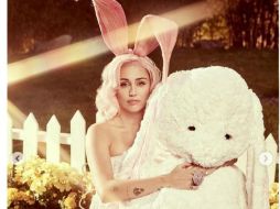Miley Cyrus compartió una serie de fotografías en las que se le ve posando con un vestido junto a un enorme conejo. INSTAGRAM / mileycyrus