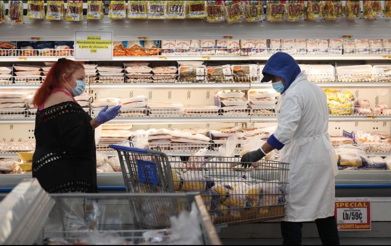 Empleados trabajan en el área de carnes frías en un supermercado de Florida; la interrupción del suministro de este alimento podría tener un gran impacto en la vida de EU. AFP/J. Raedle