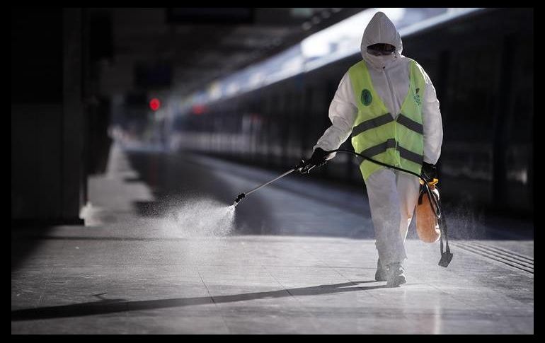 El proceso de sanitización se acompaña con algunos altavoces donde se hace la invitación a las personas a quedarse en casa. EFE/J. Roncoroni