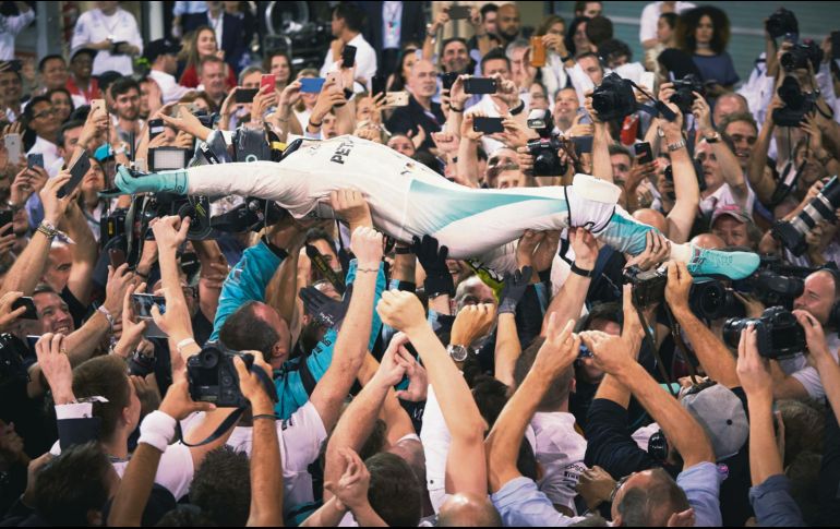 GLORIA. Rosberg consumó el título en el Gran Premio de Abu Dhabi de 2016. DAIMLER AG MEDIA / S. Etherington