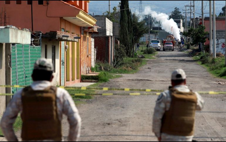 Autoridades vigilan la zona de la fuga de gas en el municipio de Amozoc, que provocó la evacuación de alrededor de mil pobladores. EFE/H. Ríos