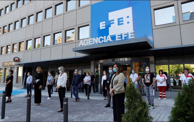 La agencia de noticias EFE guarda un minuto de silencio a las puertas de la sede central en España. EFE / Ballesteros