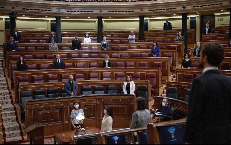Guardan un minuto de silencio en memoria de las víctimas del coronavirus en el congreso español. EFE / C. Moya