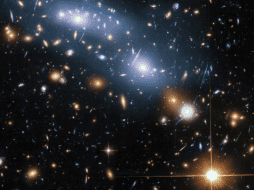 La imagen muestra el cúmulo de galaxias MACS J0416. Este es uno de los seis cúmulos de galaxias que está estudiando el programa Hubble Frontier Fields, ESPECIAL / nasa.gov