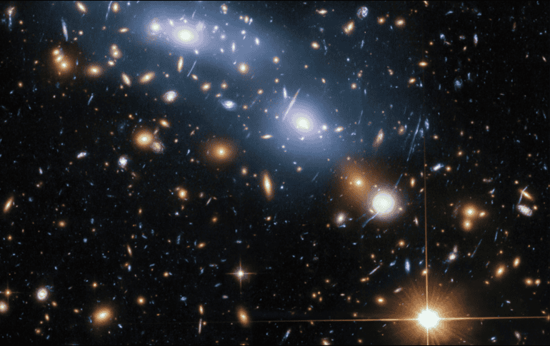 La imagen muestra el cúmulo de galaxias MACS J0416. Este es uno de los seis cúmulos de galaxias que está estudiando el programa Hubble Frontier Fields, ESPECIAL / nasa.gov