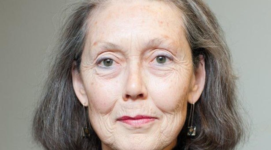 Anne Carson es ensayista, traductora, poeta y profesora de cultura clásica. TWITTER/PreTextosLibros