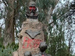 Los monumentos del misionero español Junípero Serra y Cervantes (foto) fueron objeto de vandalismo por parte de los manifestantes, según las imágenes difundidas por los medios locales. TWITTER / @jrivanob