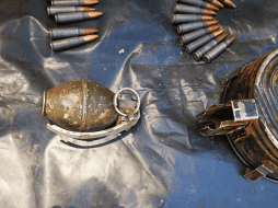 El Ejército mexicano asegura granada de fragmentación, cargadores de arma larga tipo AK-47, un cargador de tambor y 200 cartuchos de diferentes calibres. ESPECIAL/ Sedena
