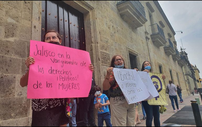 La manifestación se realiza frente del Congreso de Jalisco. EL INFORMADOR/ R. Rivas