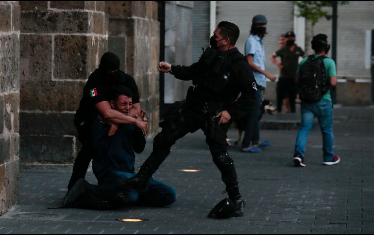 Hace un año, manifestantes que exigían justicia para Giovanni López fueron agredidos por elementos de la policía. EL INFORMADOR / ARCHIVO