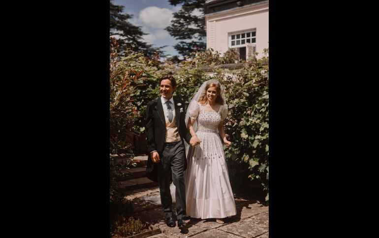 Beatriz usó un vestido de tafetán marfil vintage de Norman Hartnell y una tiara de diamantes que la reina usó el día de su boda en 1947. AFP/Buckingham Palace/Benjamin Wheeler
