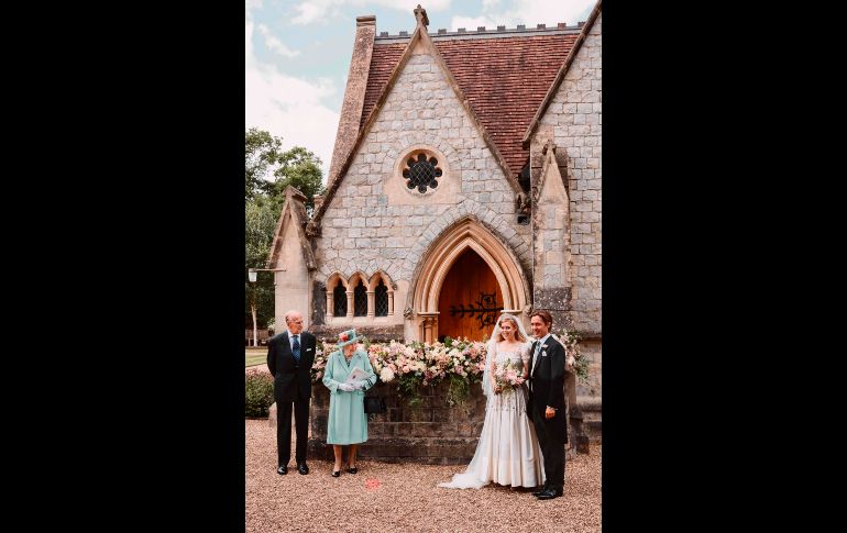 La pareja de recién casado con la reina Isabel II y el príncipe Felipe. AFP/Buckingham Palace/Benjamin Wheeler