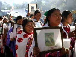Tzotziles de la comunidad de Las Abejas en un evento para conmemorar a sus famliares y compañeros. El 22 de diciembre de 1997 un grupo de indígenas que oraba en la comunidad de Acteal fue atacado por presuntos paramilitares,, que acabaron con la vida de 45 tzotziles. EFE/ARCHIVO