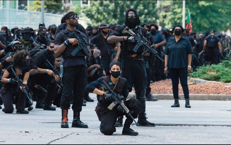 Alto poder. Miembros del grupo NFAC se manifiestan armados en Louisville por la muerte de una ciudadana afroestadounidense a manos de la Policía. AFP
