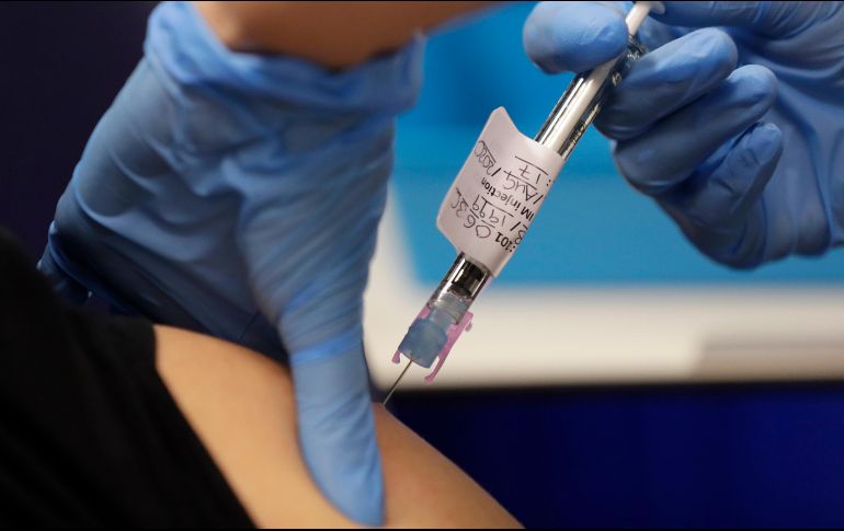 Más de 140 laboratorios del mundo están desarrollando vacunas, aunque seis de ellas en países como EU, China, Reino Unido o Rusia se encuentran en la tercera y última fase. AP / K. Wigglesworth