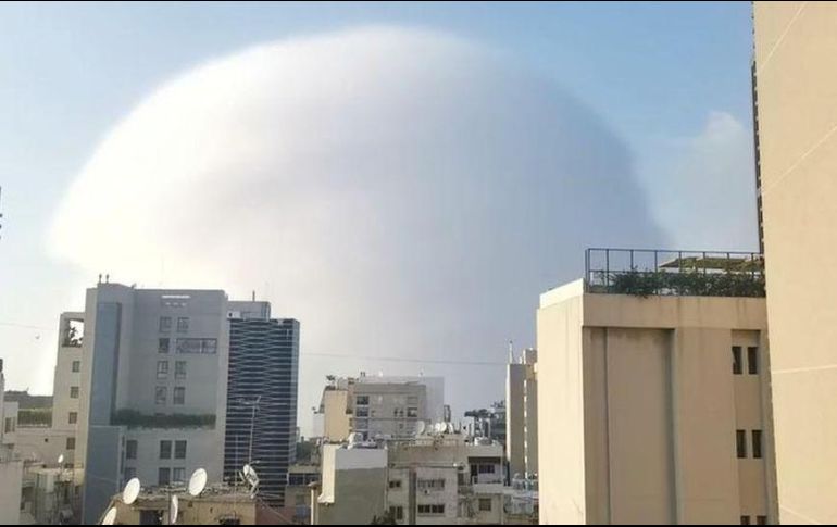 La nube que se generó tras la explosión generó incertidumbre en Líbano. REUTERS