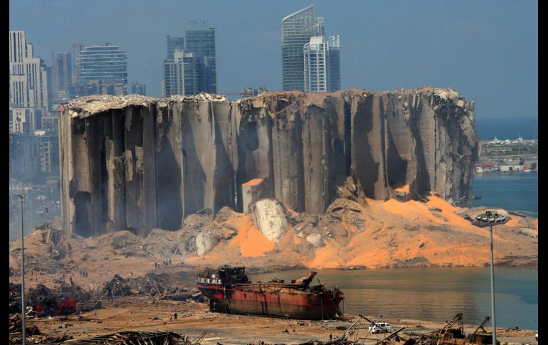 La explosión destrozó grandes silos de grano, como el de la imagen, vaciando su contenido entre los escombros. AFP