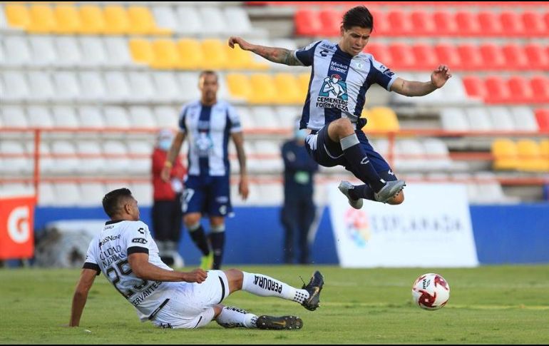 El jugador Víctor Dávila (d) del Pachuca disputa el balón este jueves con Daniel Ángel Cervantes (i) del Querétaro, durante el partido. EFE/D. Martínez
