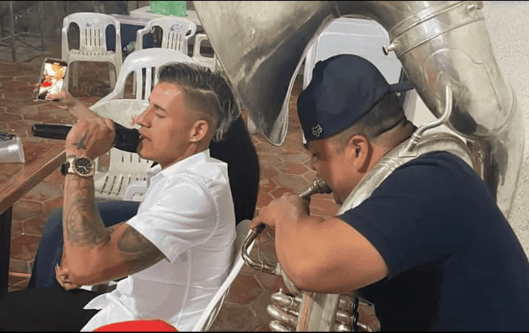 En la imagen se aprecia al jugador de Chivas entonando una canción a todo pulmón durante una fiesta familiar. ESPECIAL