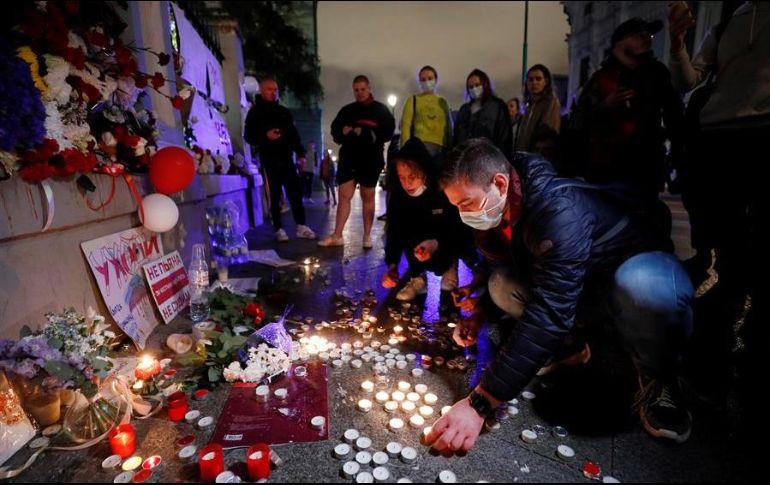 Manifestantes encienden velas en un memorial instalado enfrente de la embajada bielorrusa en Moscú. EFE/Y. Kochetkov